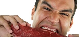 Comer un home de carne para aumentar a potencia